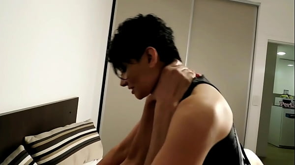 uno  de los dos  maridos  de mi hermanastra me recoje  el  culo hasta  hacerme  acabar  varias  veces por la plata del taxi me lleve  mis orgasmos su leche  y la plata ....  