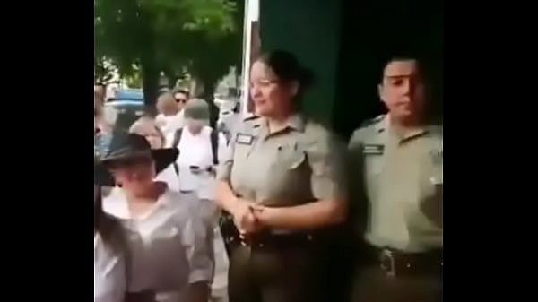 Increible chupada de pico a policias