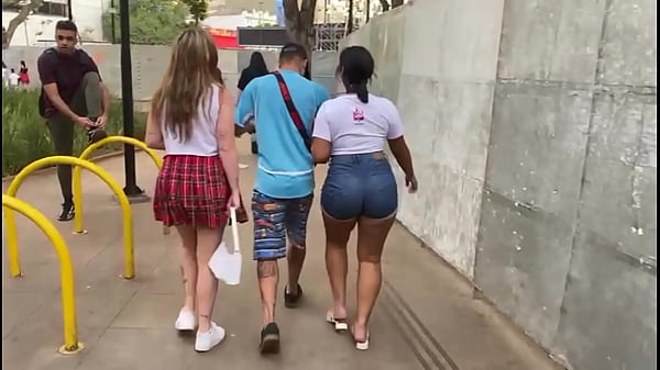 Passeando com garotas com coleiras no centro de sao paulo / Mulheres na coleira em Exibicionismo na rua / gostosas de coleira na rua