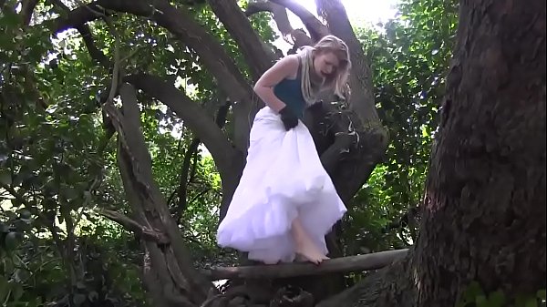 Una ragazza splendida e calda si masturba all'aperto in campagna