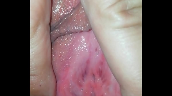 Lambidela e dedinho na sua cona gostosa