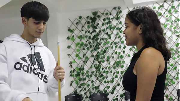 Me follo a mi hermanastra en el negocio familiar de nuestros padrastros - porno en ruso