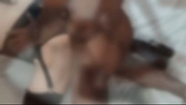 lindo twink femboy es follado por un negro con una verga inmensa le destroza el culo con su vergota, se lo mete hasta el fondo y le acaba encima  