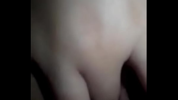 Se goza tocando su chocho