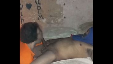 Chupando o pau e dando o cu pro macho gostoso