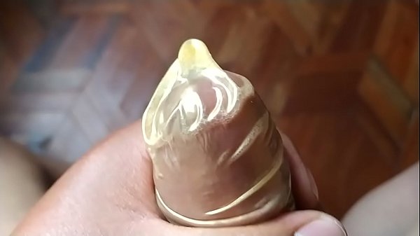 Masturbando con cond&oacute;n puesto listo para eyacular 