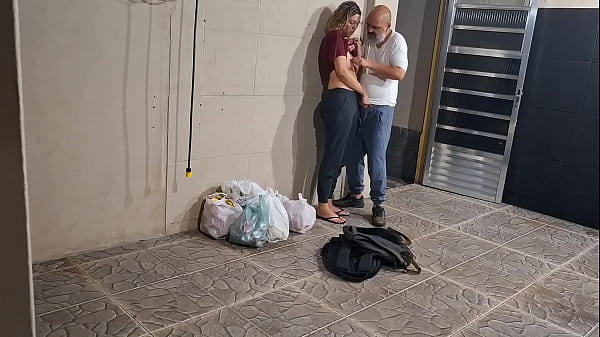 College students skip class and have sex behind the school in secret