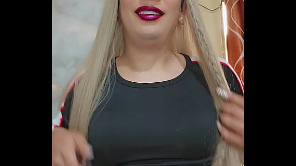 Vestida hermosa transexual jalando poya