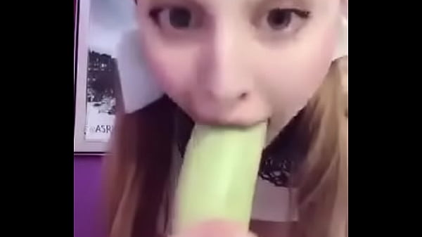 Se masturba con su dildo