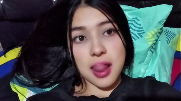 Latina de grandes tetas pillada con el novio de su hermanastra en video llamada ( CASERO REAL)