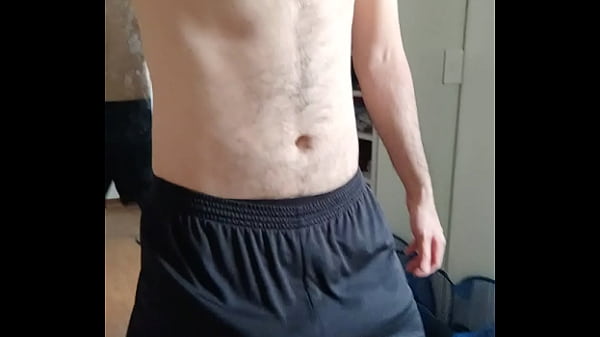 Pauz&atilde;o latejando dentro da bermuda de futebol