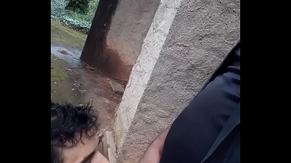 Seguran&ccedil;a goza na boca do puto que ficou encarando  