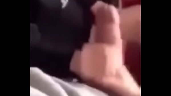 Mamada y hace una paja en p&uacute;blico