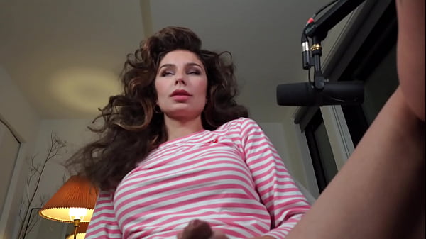 Beautiful Shemale Masturbates on Stream