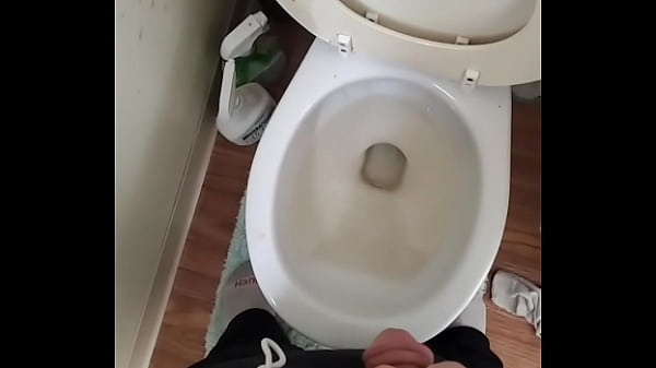Taking a nice piss for you guys 