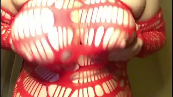 She luv playing with her big tities