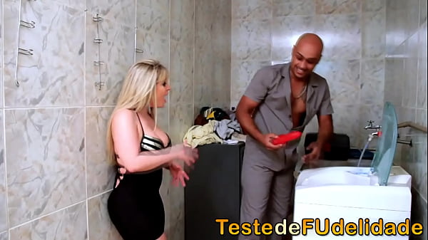Atriz porn&ocirc; loira brasileira muito gostosa recebe o t&eacute;cnico de lavar roupa casado, e tenta seduzir ele de imediato. O rapaz n&atilde;o resiste ao poder da gostosa e faz ela pagar um boque