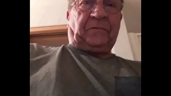 Un homme ag&eacute; se masturbant face &agrave; une jeune fille &agrave; cam