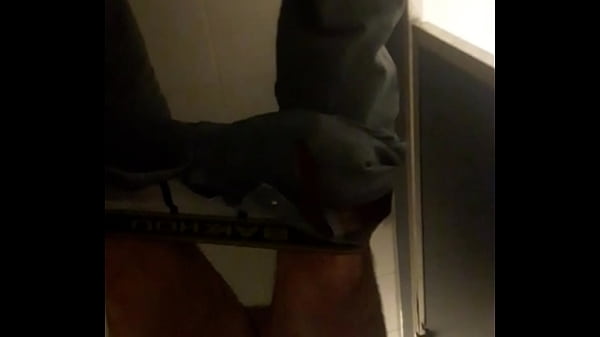 Espiando en el ba&ntilde;o del Walmart