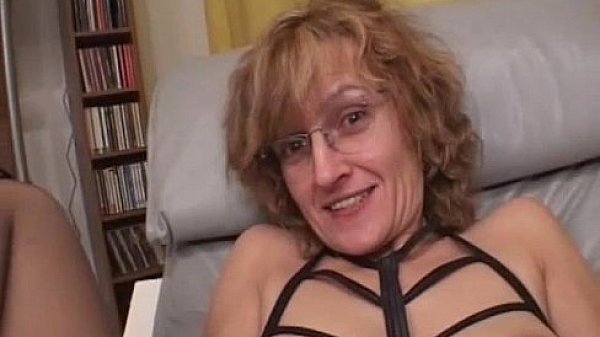 Amateur Mom gives blowjob with cumshot in mouth