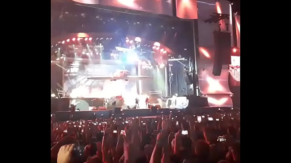 Scorpions fudendo gostoso os f&atilde;s da Virgem de Ferro (Rock you like a Hurricane)