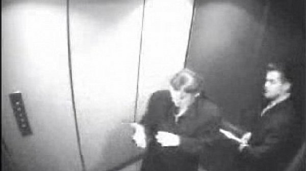 Petite pipe dans l'ascenseur