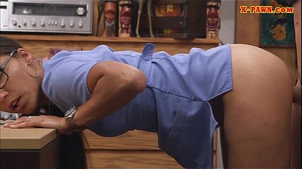 Sexy chick exchanged her pussy for money at the pawnshop