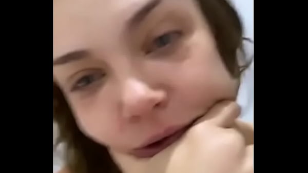 Caren Souza mostrando os peitos na live