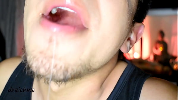 Monstrando la uvula bien caliente  