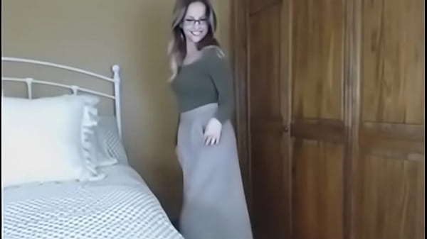 Professora dan&ccedil;ando e tirando a roupa ?  video   qui top ?☝ low