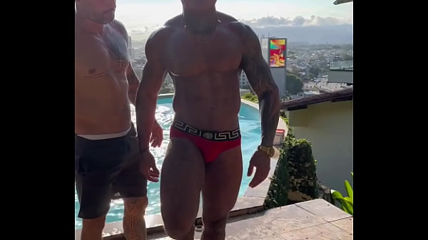 AMIGOS FAZENDO SURUBA NA PISCINA EM FRENTE AO MAR