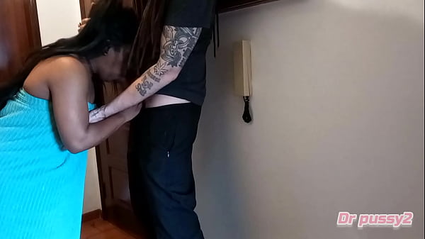 Angolana casada de toalha provoca o entregador para lhe dar a sua vagina h&uacute;mida e ele deixa ela com as costas cheias de s&eacute;men e ainda humilha no fim