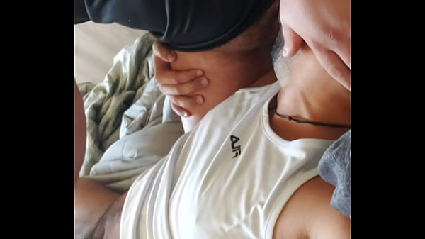 Latinos gays fazendo sexo oral e barebacking, rus&atilde;o gozou grosso na boca. 