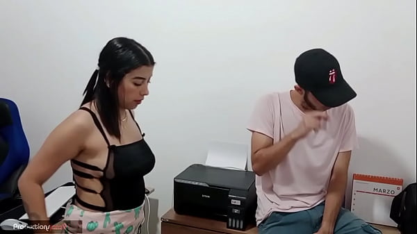 la puta de mi mujer  tiene unas tetas enormes que me fascinan, mientras me limpia la oficina me empiezo a excitar con ver su gran culo la agarre del cabello y la puse a mamar