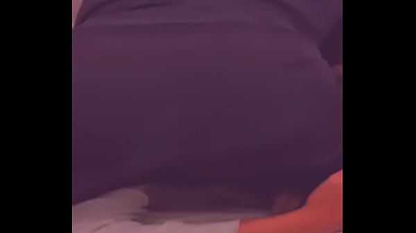 mi comap&ntilde;ero dehabitacion llega del bar y yo estaba grabando un video con el culo afuera no se resiste y me folla