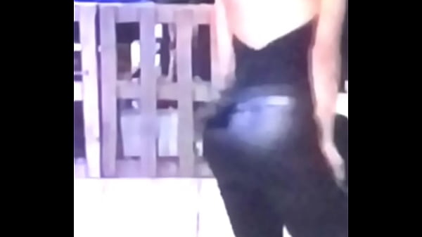 Culona agitando el culo