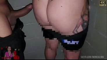 Parei para abastecer porem acabei encontrando um safado que me convenceu e me levou ao banheiro do posto mesmo.