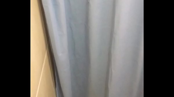 Me entr&oacute; al ba&ntilde;o y me la cojo