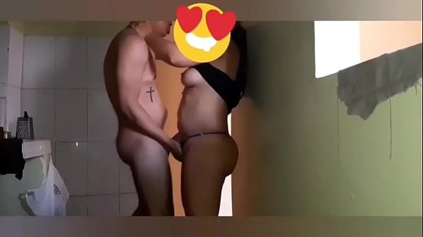 Mi cu&ntilde;ada culona le gusta hacerme venir ensima de su culo