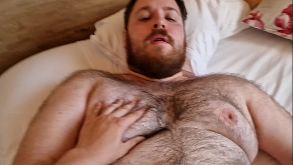 Tres osos peludos se chupan las pollas y se follan a pelo (Short Video) 