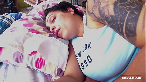 Acordei a safada com muito tes&atilde;o chupando a buceta dela e coloquei ela pra mama