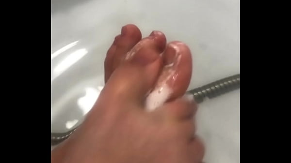 Megmosom a l&aacute;ban egy neh&eacute;z nap ut&aacute;n  