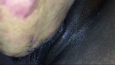 Essa morena tem uma buceta enorme