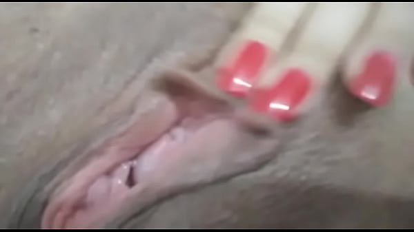 Branquinha alisando a bucetinha