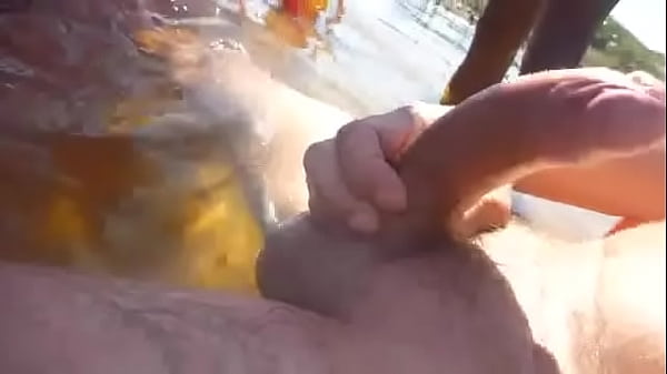 sexo interracial em publico no lago da praia 