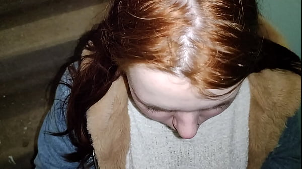 Отсосав сплюнула сперму на пороги