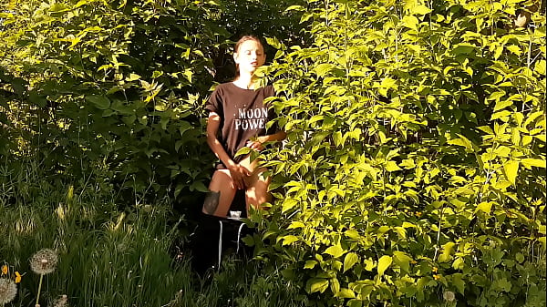 I masturbate my pussy outside in the park to orgasm