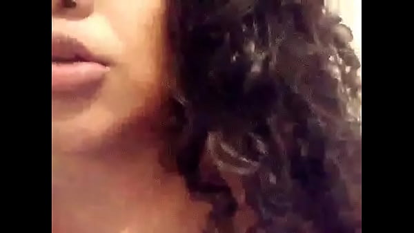 Una nena se masturba en el ba&ntilde;o