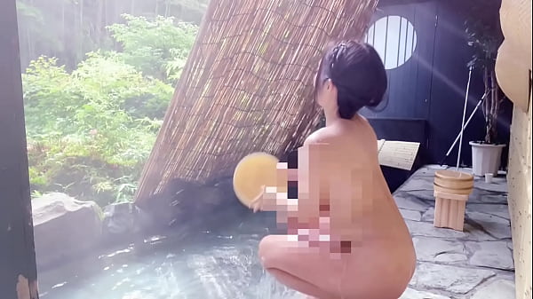 沿山上瀑布的温泉