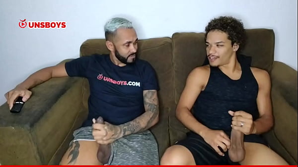 Amigos transando enquanto a esposa n&atilde;o chega em casa